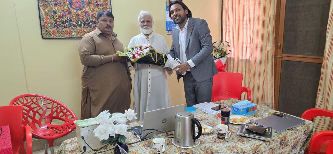 Cardinal Joseph Coutts meets minority rights activists in Karachi