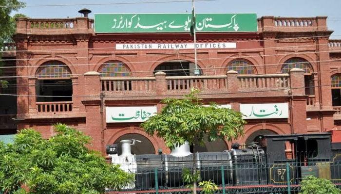 رائٹ سائزنگ پالیسی کے تحت وزارت ریلوے نے 17 ہزار سے زائد اسامیاں ختم کر دیں