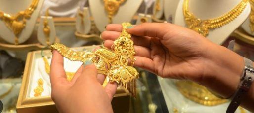 Gold prices drop by Rs700 in Pakistan
