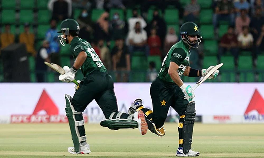 Pakistan defeat Bangladesh in second T20 taking decisive lead