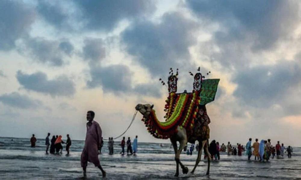Sea clouds to settle in Karachi, drizzle likely tonight