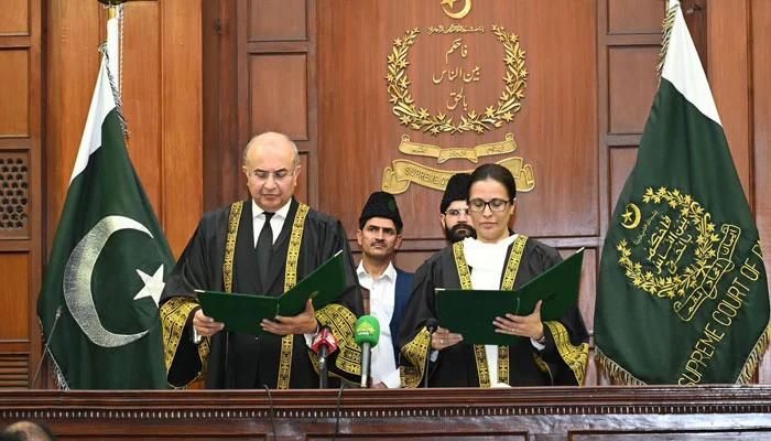 جسٹس منصور علی شاہ نے قائم مقام چیف جسٹس پاکستان کے عہدے کا حلف اٹھا لیا