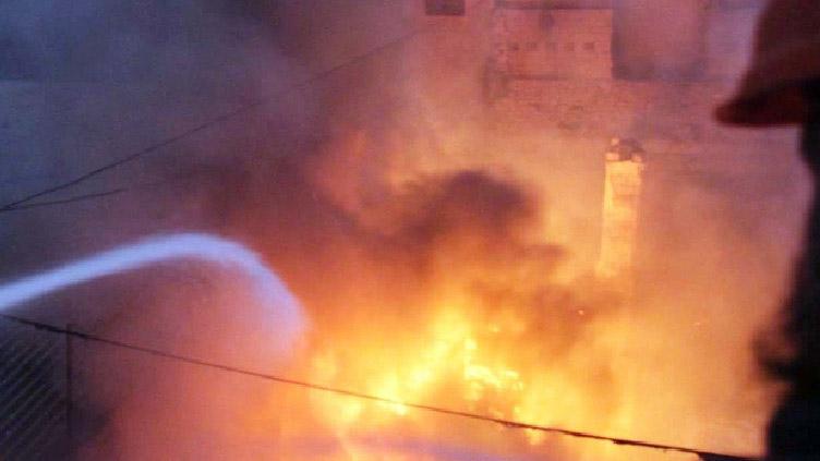 Fire guts factories in Karachi’s Landhi zone, 5 injured