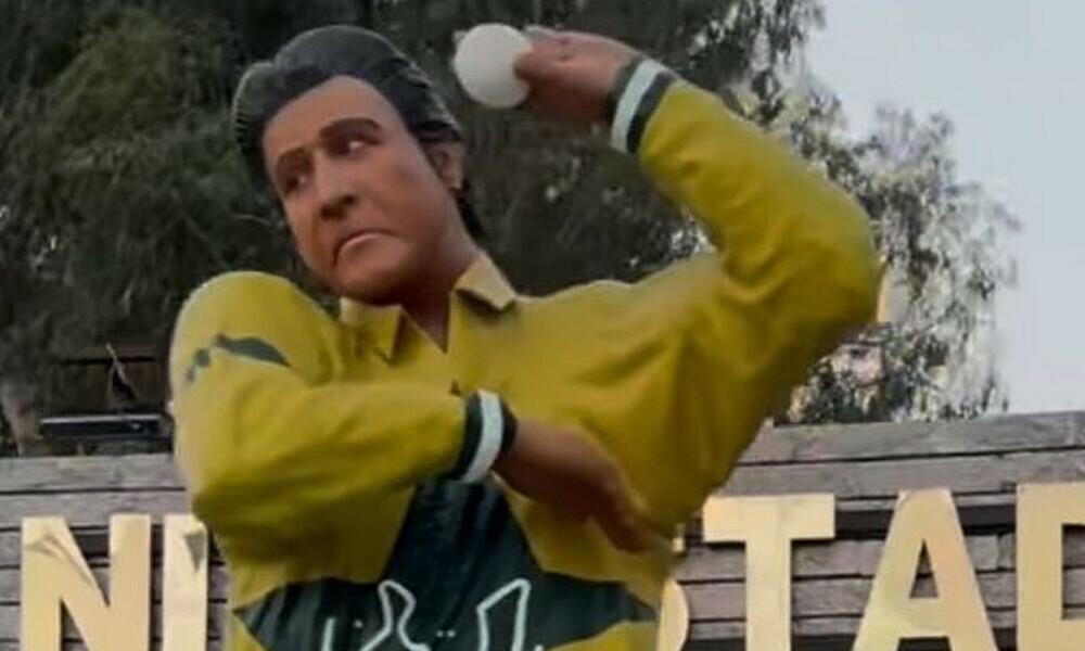 Pakistan’s Wasim Akram praises his statue amid social media flak