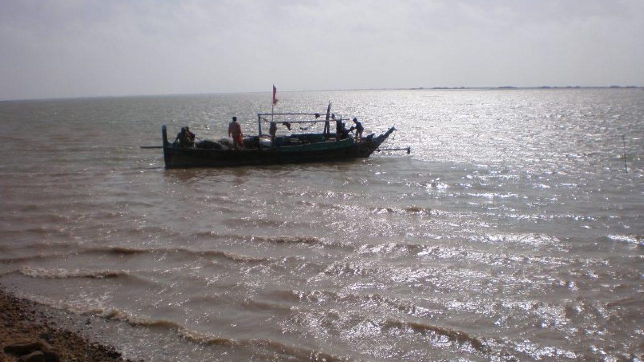 Eight fishermen missing as boat capsizes near Thatta