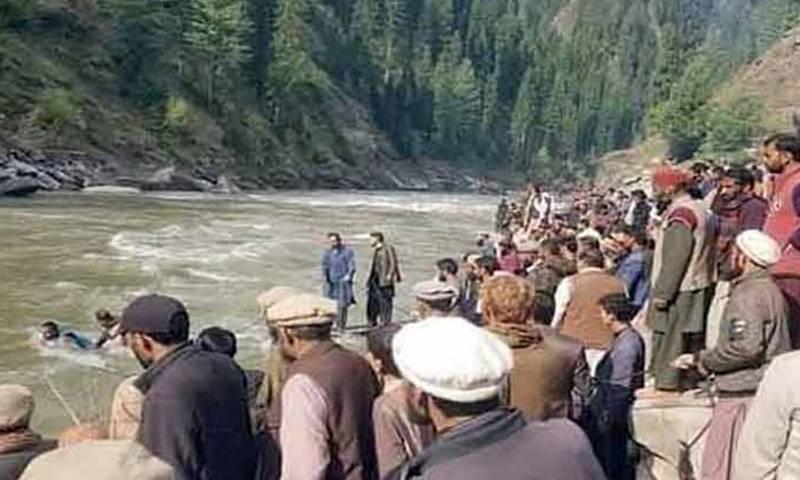 گلگت میں باراتیوں کی گاڑی دریا میں جا گری، دلہا سمیت 6 افراد جاں بحق