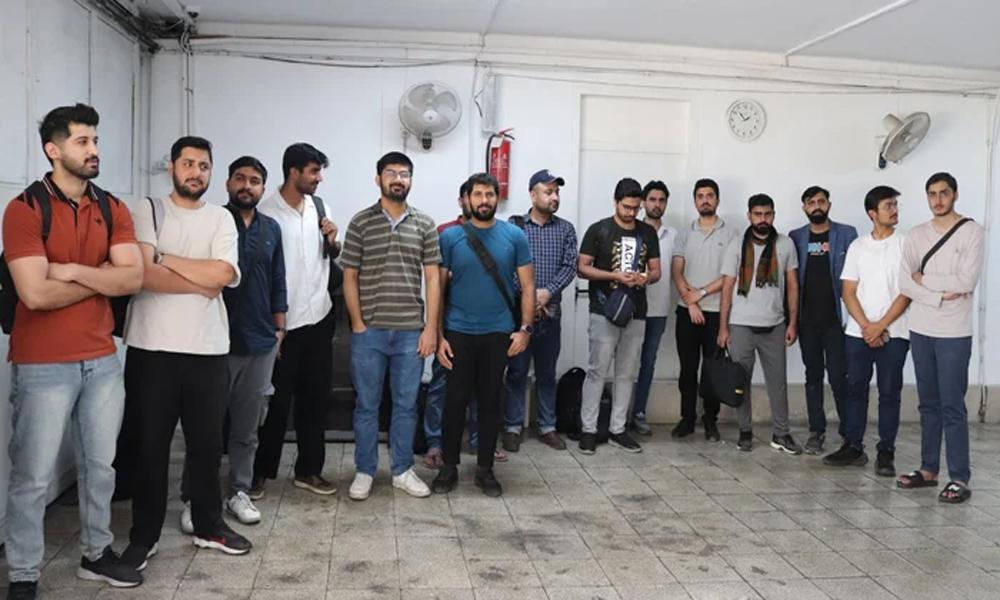 Convoy of Pakistani students stranded in Iran leaves Tehran