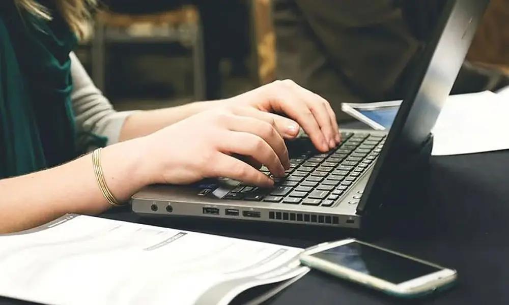 دبئی میں سرکاری ملازمین کے لیے 4 دن کام اور 3 چھٹیاں دینے کے پروگرام کا اعلان