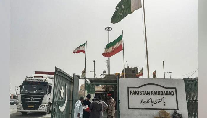 پاکستان کا ایران میں تعینات سفارت کاروں کے اہل خانہ اور غیر ضروری عملے کے انخلا کا فیصلہ