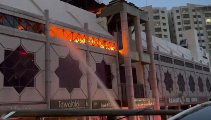 کراچی ، راشد منہاس روڈ پر قائم شاپنگ مال میں لگنے والی آگ پر قابو پا لیا گیا
