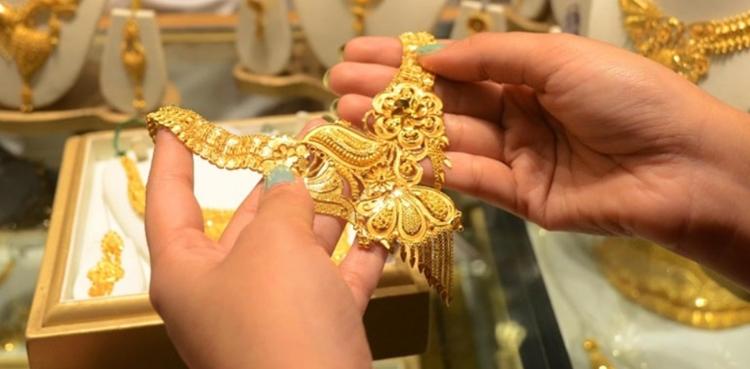 Gold dips again in Pakistan