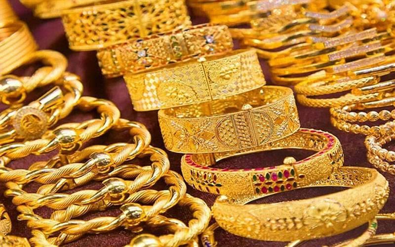 سونے کی قیمت میں سینکڑوں روپے کی کمی،فی تولہ کتنے کا ہو گیا؟
