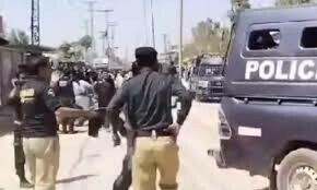 سندھ کے شہر  دادو میں  پریس کلب کے باہر فائرنگ سے  2 صحافی زخمی