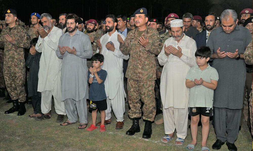 Army Chief attends funeral prayers of Major Moeez