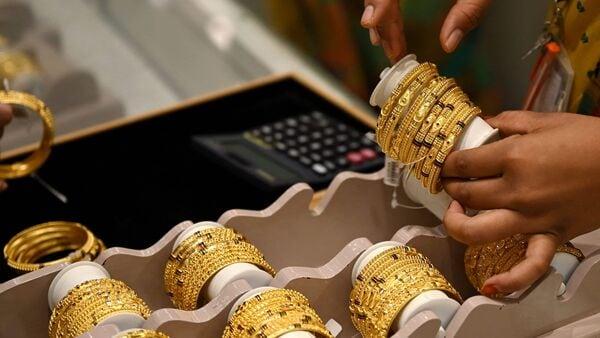 Gold price inches up by Rs300