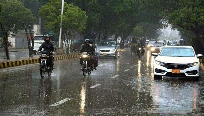 Light drizzle continues in Karachi, weather turns pleasant
