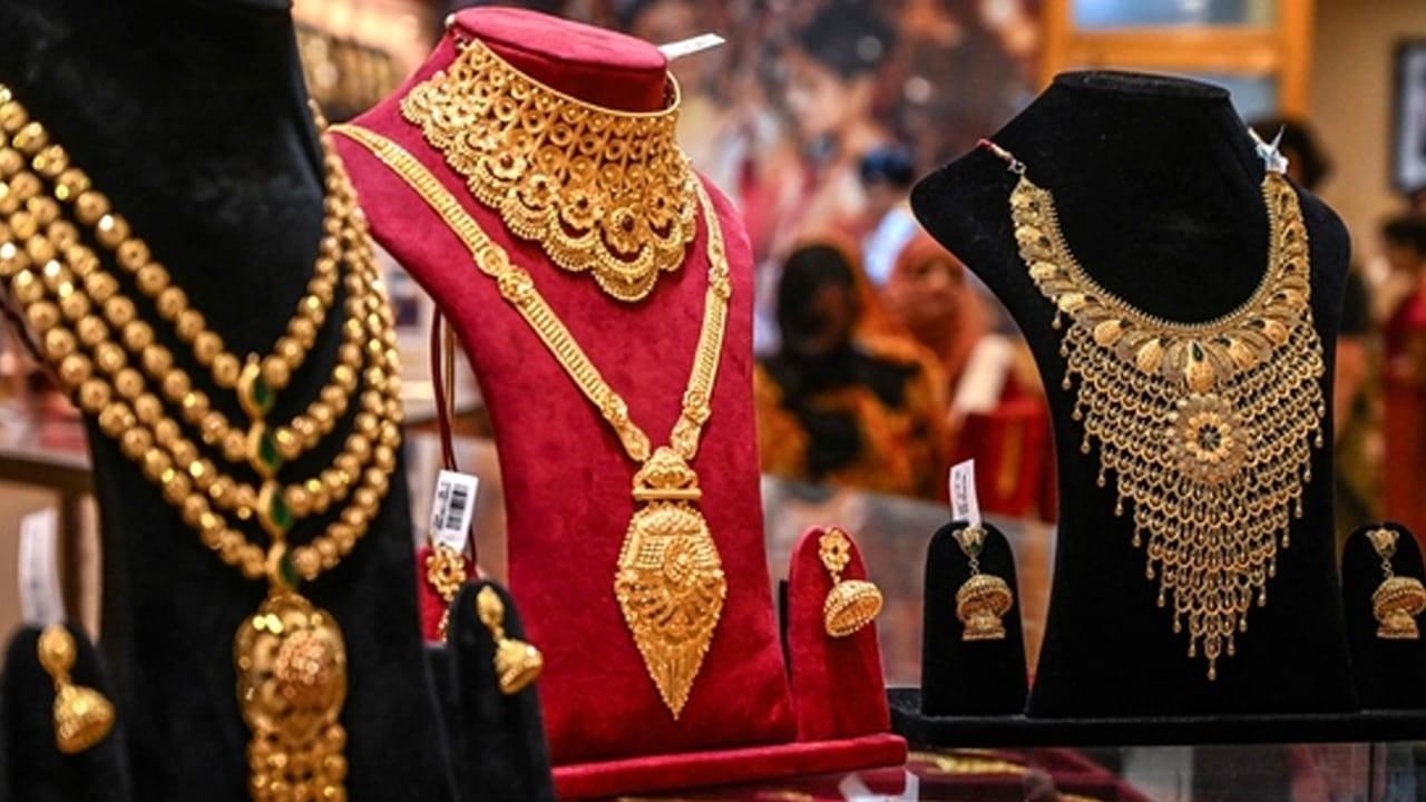 Gold surge continues: Local prices climb to Rs350,200 per tola