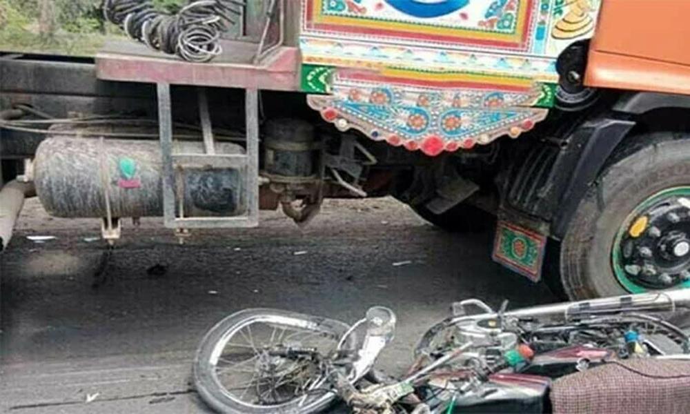 Motorcyclist dies after being hit by water tanker in Karachi
