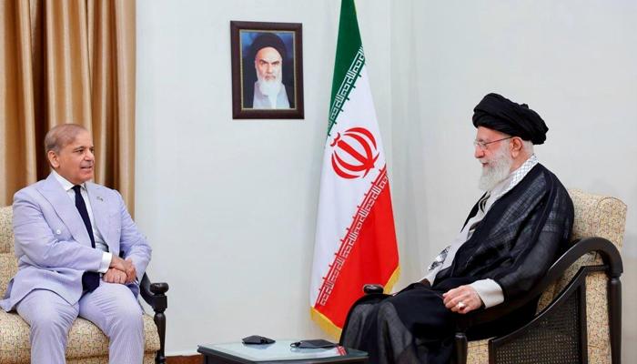وزیراعظم کی ایرانی سفارتخانے آمد، آیت اللہ خامنہ ای کیلئے نیک خواہشات اور شہداء کیلئے فاتحہ خوانی
