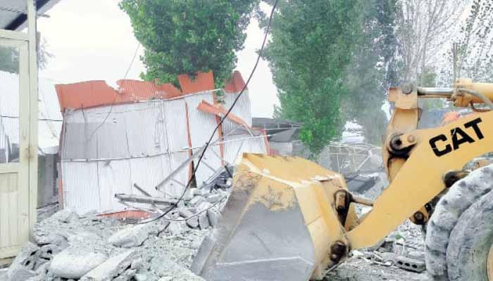 دریائے سوات کے کنارے تجاوزات کے خلاف آپریشن جاری،65 دکانیں، ہوٹل اور پارک مسمار