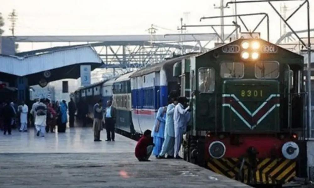 ریلوے حکام نے مسافر ٹرینوں کے کرایوں میں ایک بار پھر اضافہ کردیا گیا