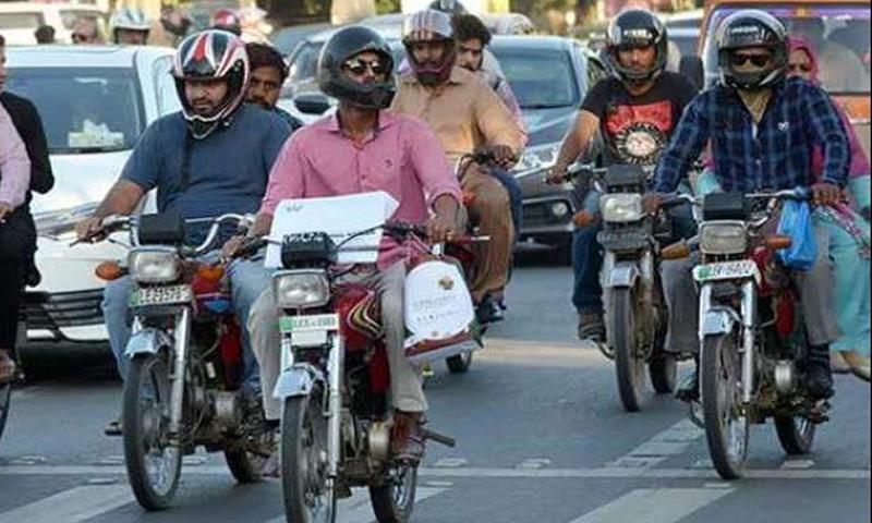 اسلام آبادمیں  موٹر سائیکل پر سوار دونوں افراد کیلئے ہیلمٹ لازمی قرار دینے کا فیصلہ