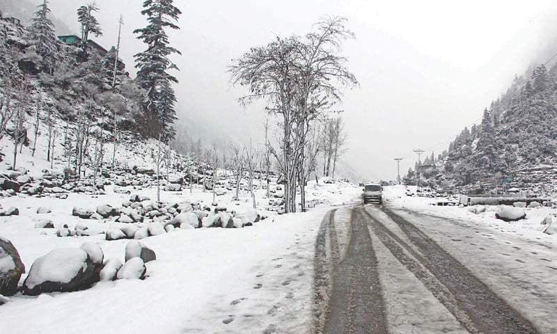 Heavy snowfall blocks major roads in Azad Kashmir