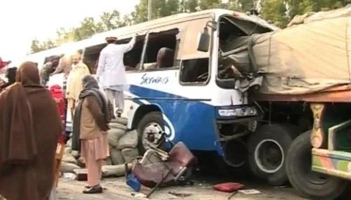 مظفرگڑھ کے قریب بس اور ٹریلر میں  تصادم ،  6 افراد جاں بحق، 18 زخمی