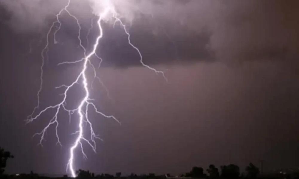 Lightning strike kills two in Okara