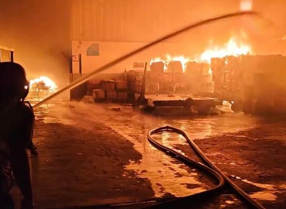 Massive fire breaks out at Lahore airport cargo area