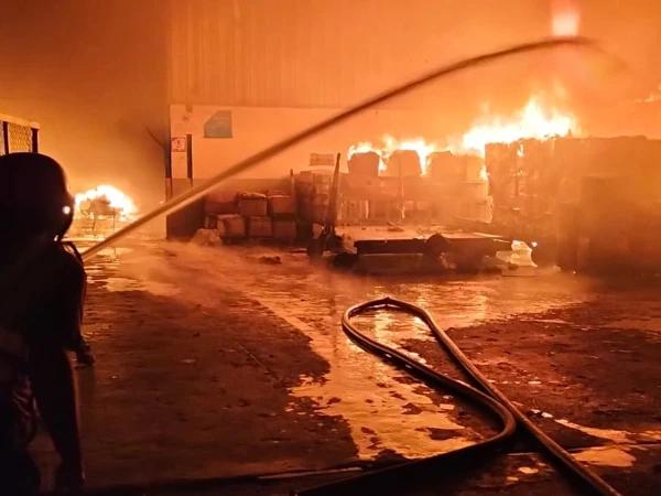 علامہ اقبال انٹرنیشنل ایئرپورٹ کے کارگو ایریا میں خوفناک آتشزدگی، ریسکیو آپریشن جاری