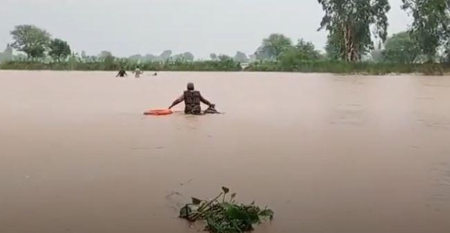 Flash floods hit Jhelum after cloudburst in Chakwal; Army rescues 29