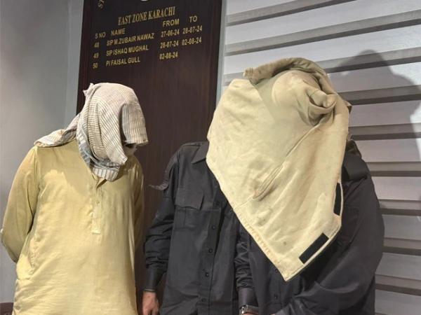 کراچی :پولیس  وردی میں وارداتیں کرنے والے گینگ کے 3 ڈاکوؤں  گرفتار