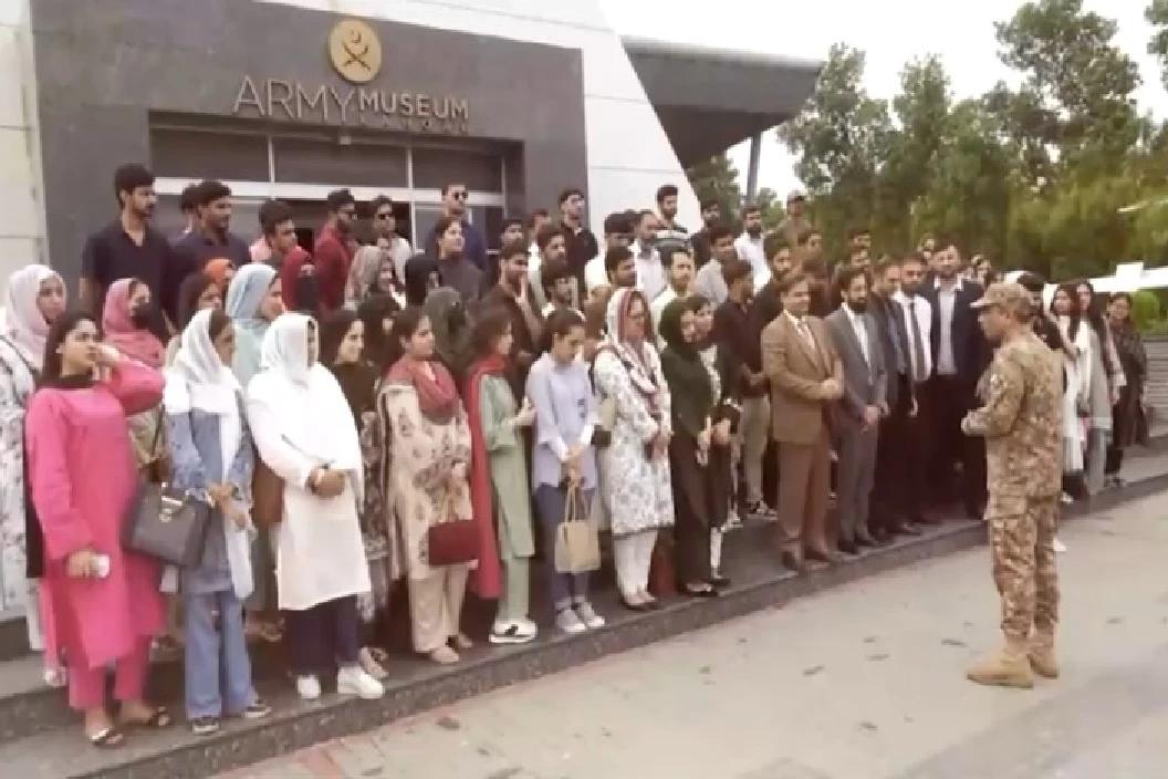 یونیورسٹی آف مینجمنٹ اینڈ ٹیکنالوجی کے طلبہ کا لاہور گیریژن کا تعلیمی اور معلوماتی دورہ 