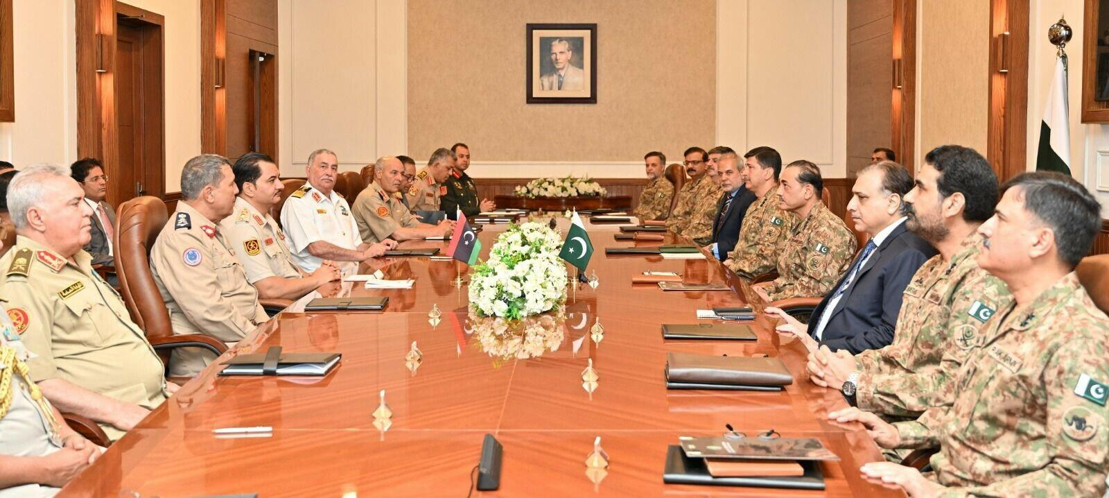 فیلڈ مارشل  سے لیبیا کے کمانڈر انچیف  کی ملاقات، دفاعی تعاون اور تکنیکی تجربات کے تبادلے پر اتفاق