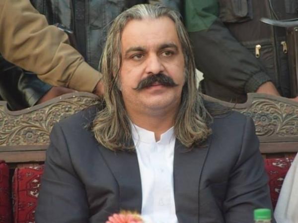 شراب و اسلحہ برآمدگی کیس: وزیر اعلیٰ کے پی علی امین گنڈا پور کے وارنٹ گرفتاری جاری 