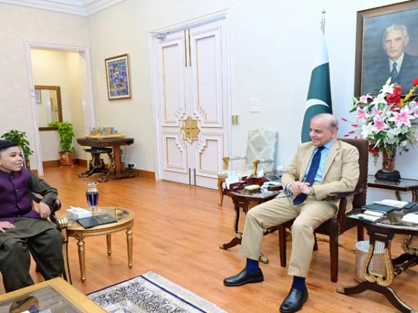 وزیراعظم سے کونٹینٹ کریئیٹر طلحہ احمد کی ملاقات، اعزازی شیلڈ اور ٹیبلیٹ بطور انعام