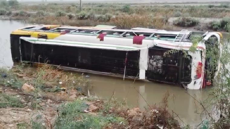 پکنک کے لیے کینجھر جھیل جانے والی بس کو حادثہ ، 6 افراد جاں بحق