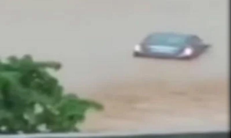 راولپنڈی: نجی ہاؤسنگ سوسائٹی میں باپ بیٹی کار سمیت برساتی نالے میں  بہہ  گئے