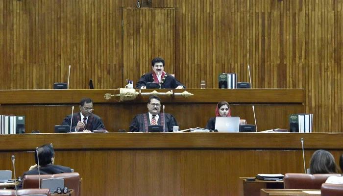 عدالت  کی  مداخلت پر سینیٹ میں  ہنگامہ، اٹارنی جنرل کو طلب کرنے کا مطالبہ
