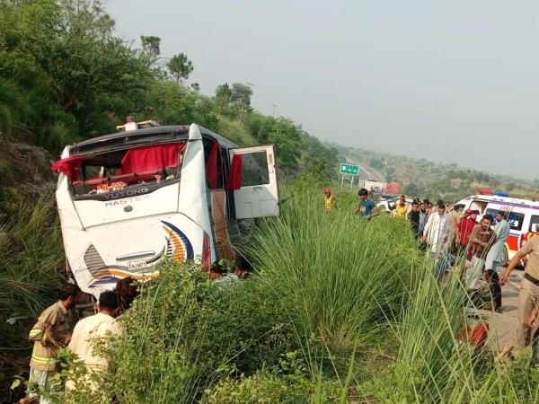 راولپنڈی:موٹروے ایم ٹو بلکسر انٹر چینج کے قریب حادثے کا شکار، 7 افراد جاں بحق، 20 زخمی