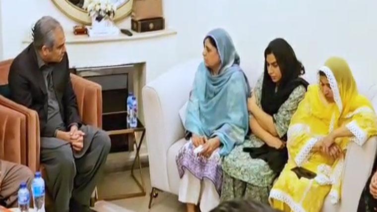 وزیر داخلہ محسن نقوی کی شہید میجر زیاد سلیم کے گھر آمد، اہل خانہ سے اظہار تعزیت