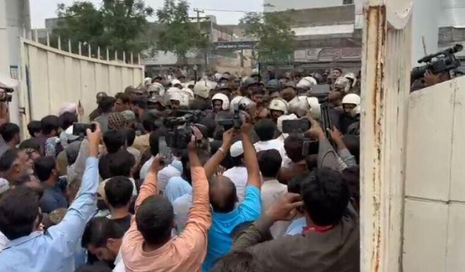 Govt, JI hold talks in Mansoorah as march to Islamabad looms