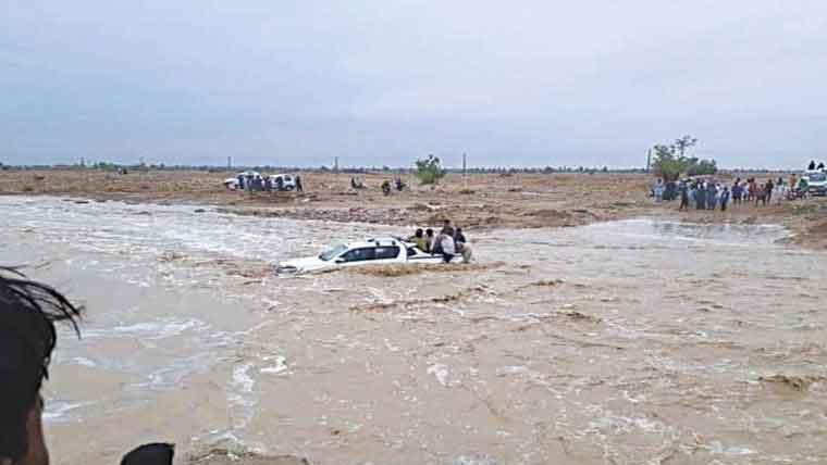 برساتی نالے میں گاڑی بہہ جانے کے افسوسناک واقع، 4 خواتین کی لاشیں مل گئیں، بچے کی تلاش جاری