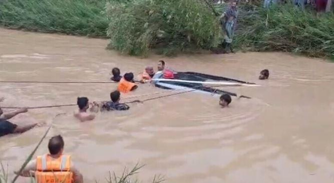Attock tragedy: 2 dead, 3 missing as flood engulfs vehicle