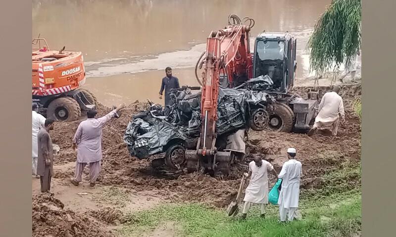 راولپنڈی  : بیٹی سمیت سیلابی ریلے میں بہنے والے کرنل (ر)کی  گاڑی برآمد، بیٹی کی تلاش تاحال  جاری 