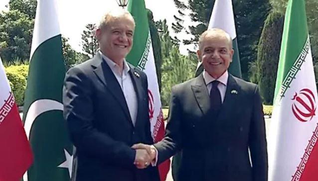 Iranian president receives guard of honor at PM House, meets Shehbaz Sharif