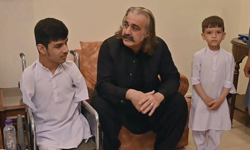 معذوری رکاوٹ نہیں: وزیرِ اعلیٰ خیبرپختونخوا کا ہونہار طالبعلم  کو نقد انعام اور لیپ ٹاپ کا تحفہ