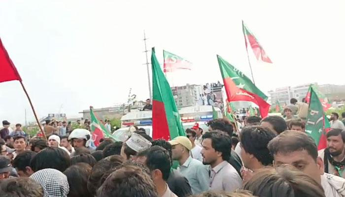 پشاور: پی ٹی آئی کارکنوں نے وزیراعلیٰ علی امین گنڈاپور کا قافلہ روک لیا