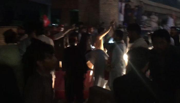 پشاور میں پی ٹی آئی کارکنوں کا علی امین گنڈاپور کے خطاب کے بغیر جانے پر احتجاج